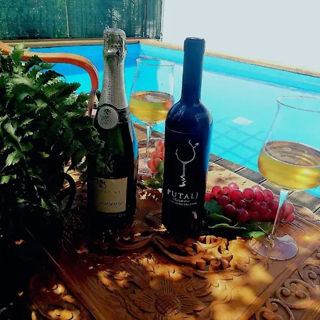 Lucy With Private Pool *