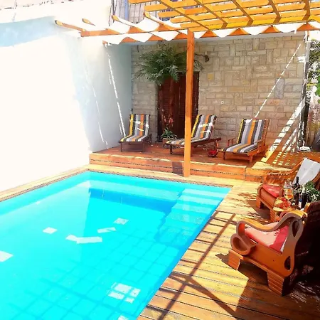 Lucy With Private Pool Vakantiehuis